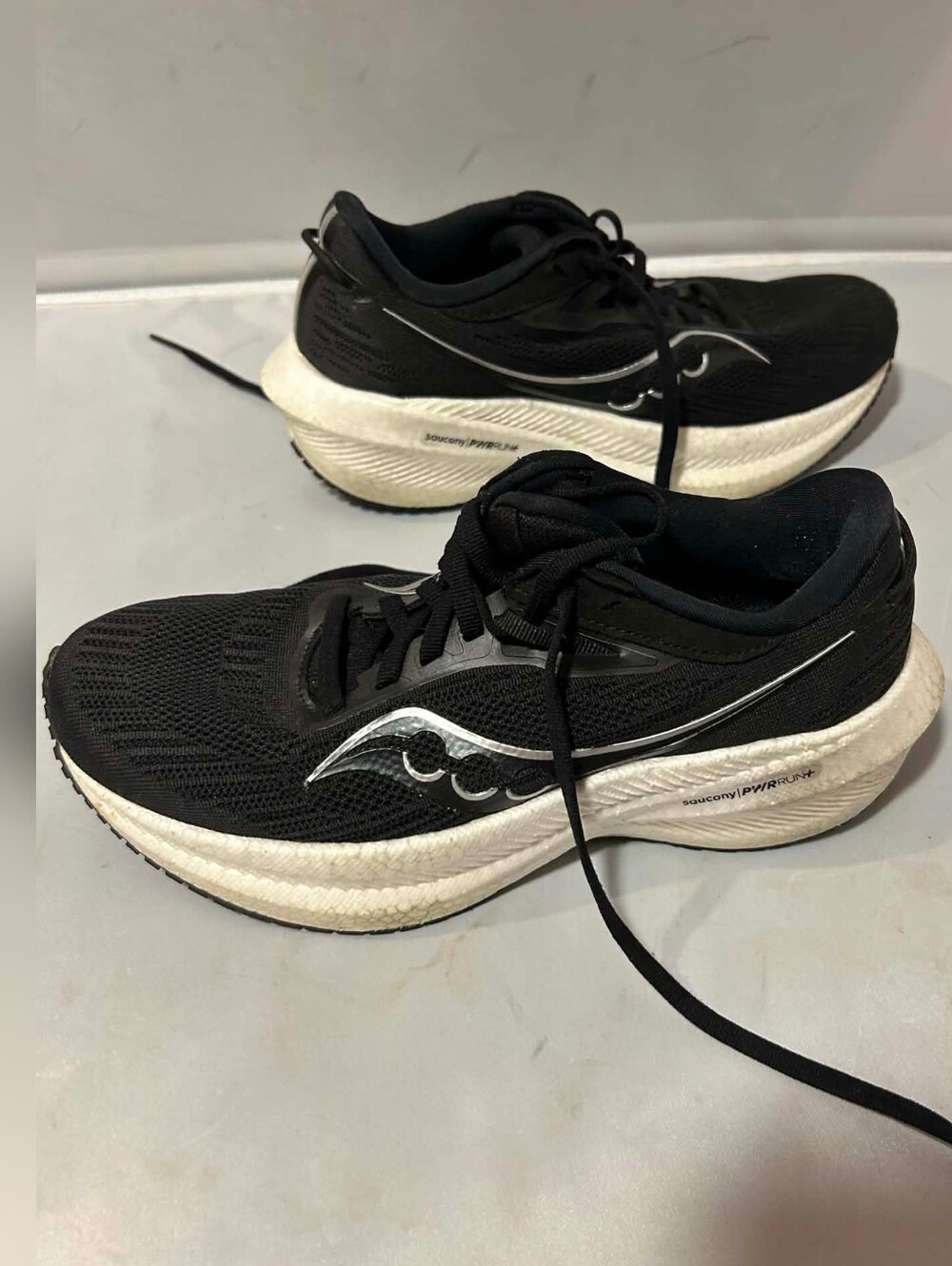 Saucony woMen's Kinvara 15 Shoes, Black/White, US 6 - GENTLY_USED